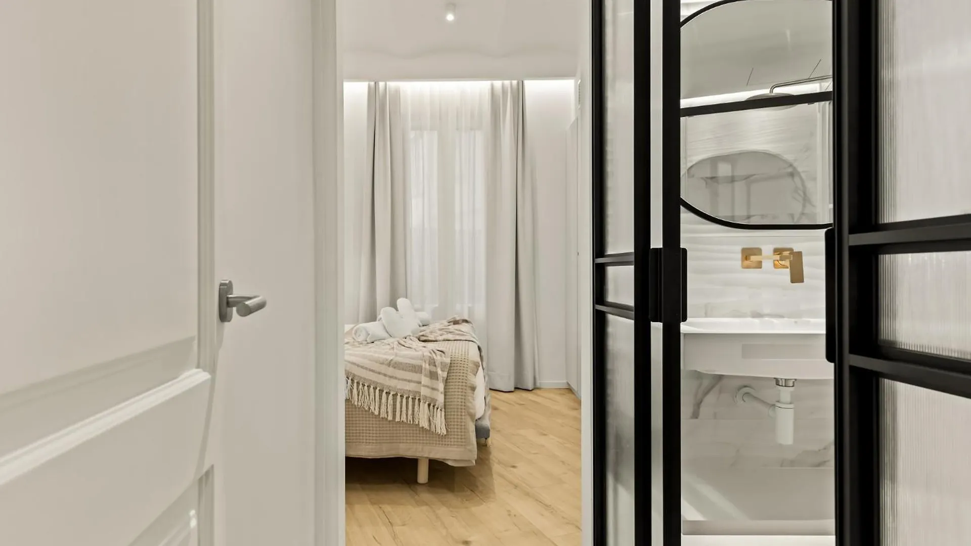 Modern & Stylish Apartment In Barcelona