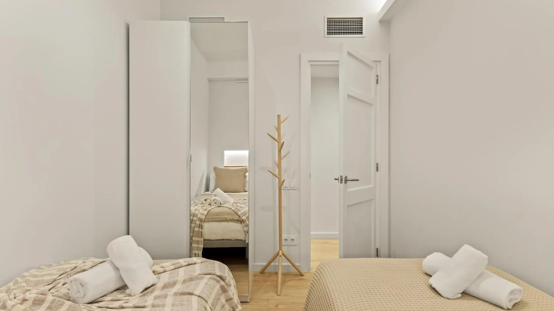 Modern & Stylish Apartment In Barcelona