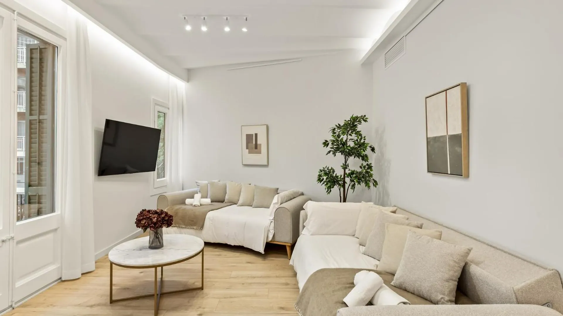 Modern & Stylish Apartment In Barcelona