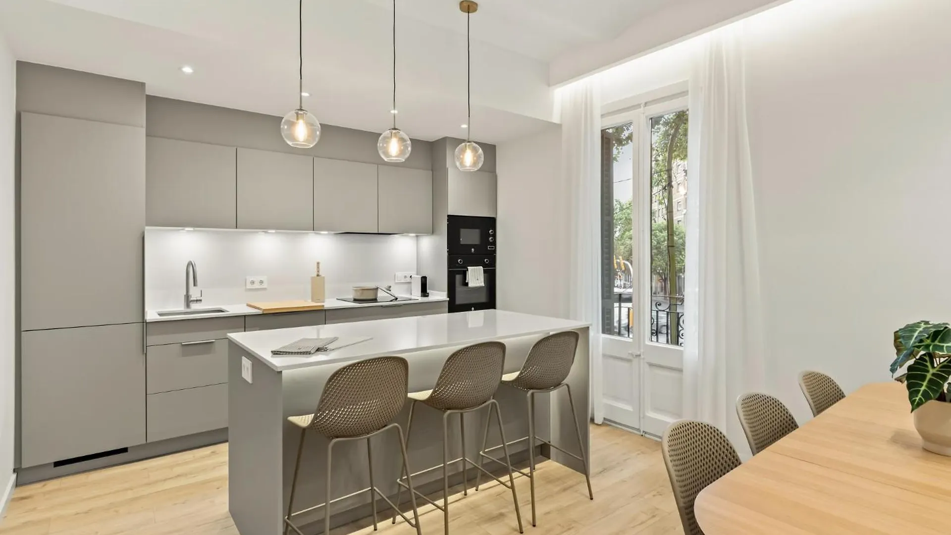 Modern & Stylish Apartment In Barcelona