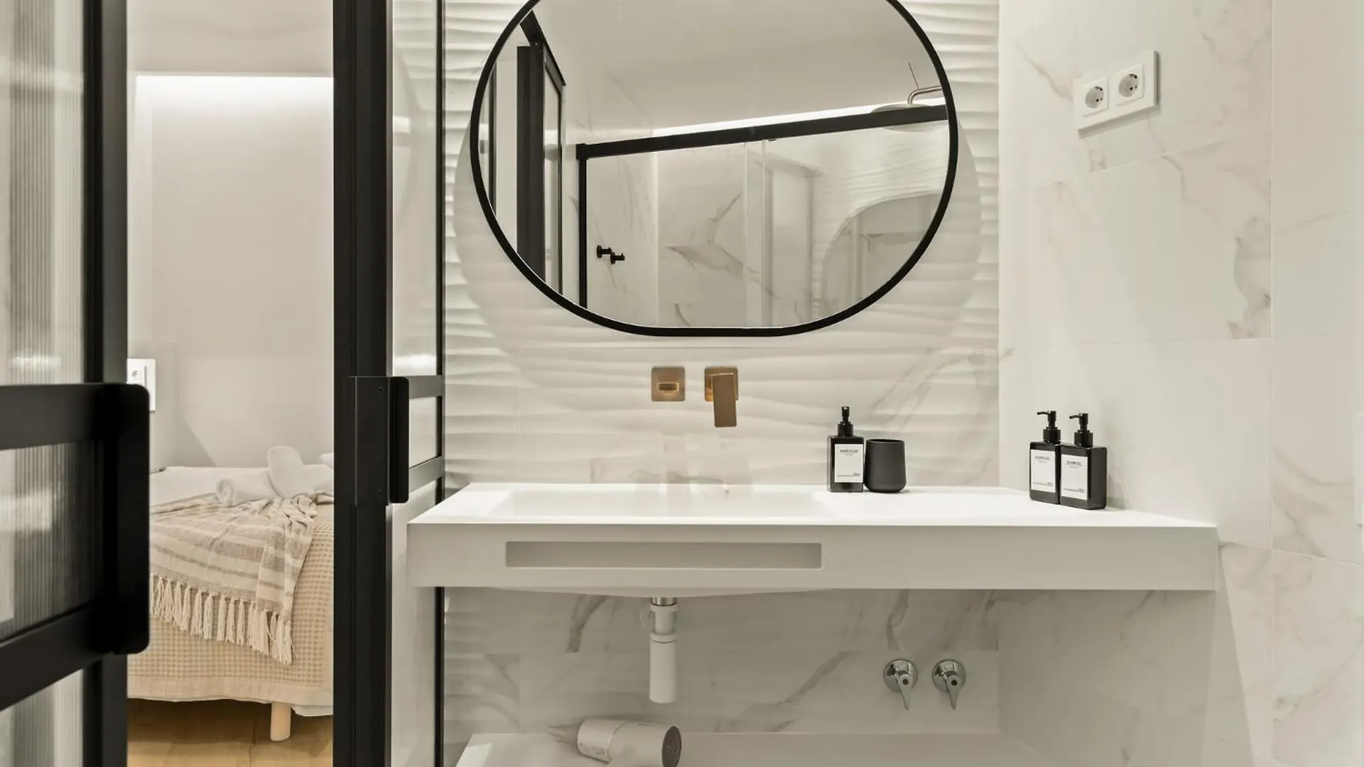 Modern & Stylish Apartment In Barcelona