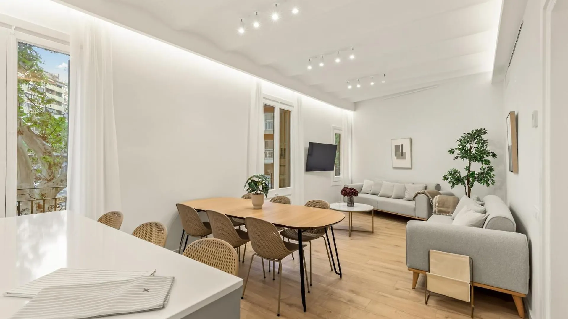 Modern & Stylish Apartment In Barcelona