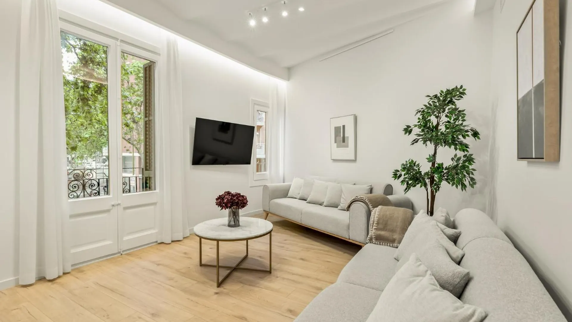 Modern & Stylish Apartment In Barcelona
